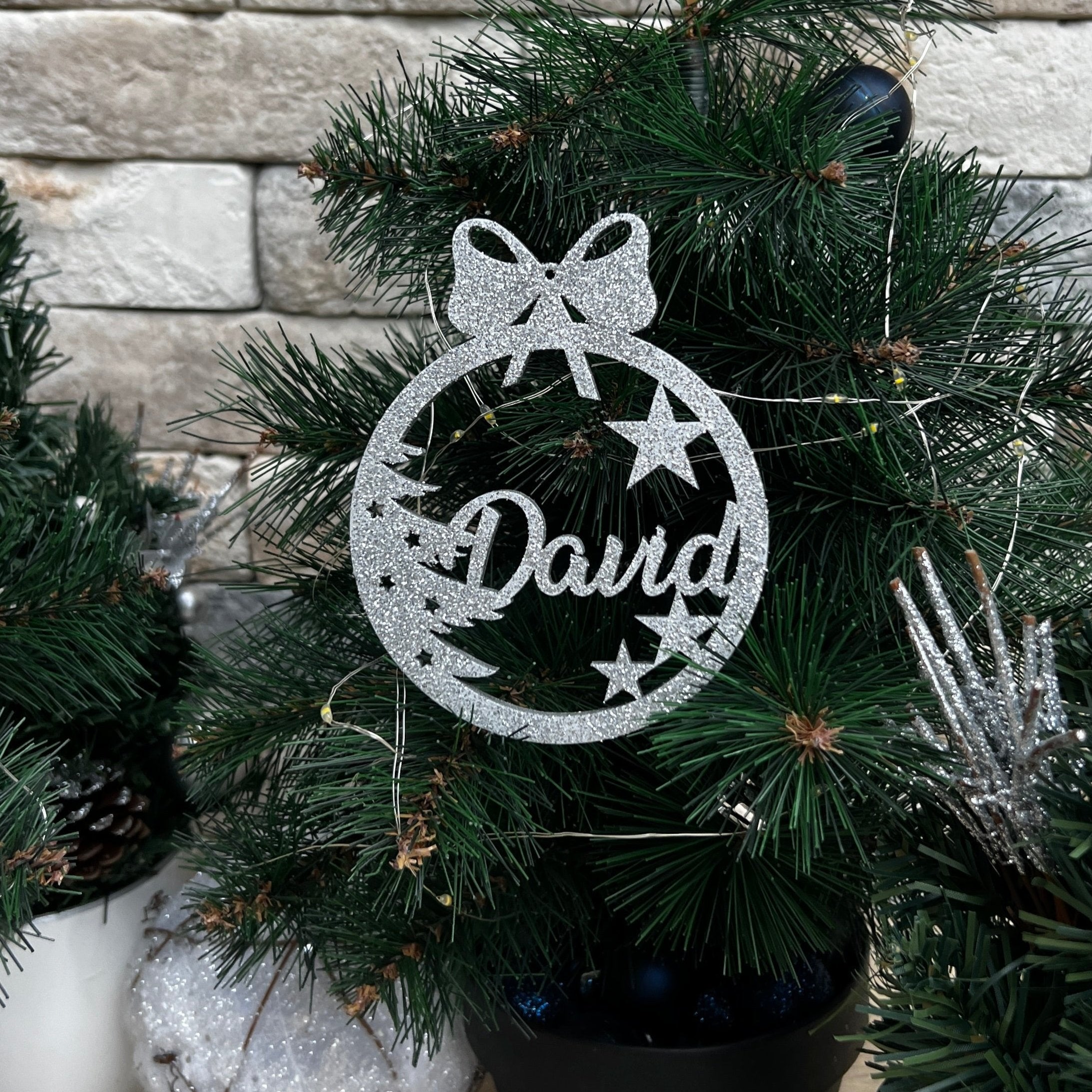 Glob personalizat cu brazi și stele