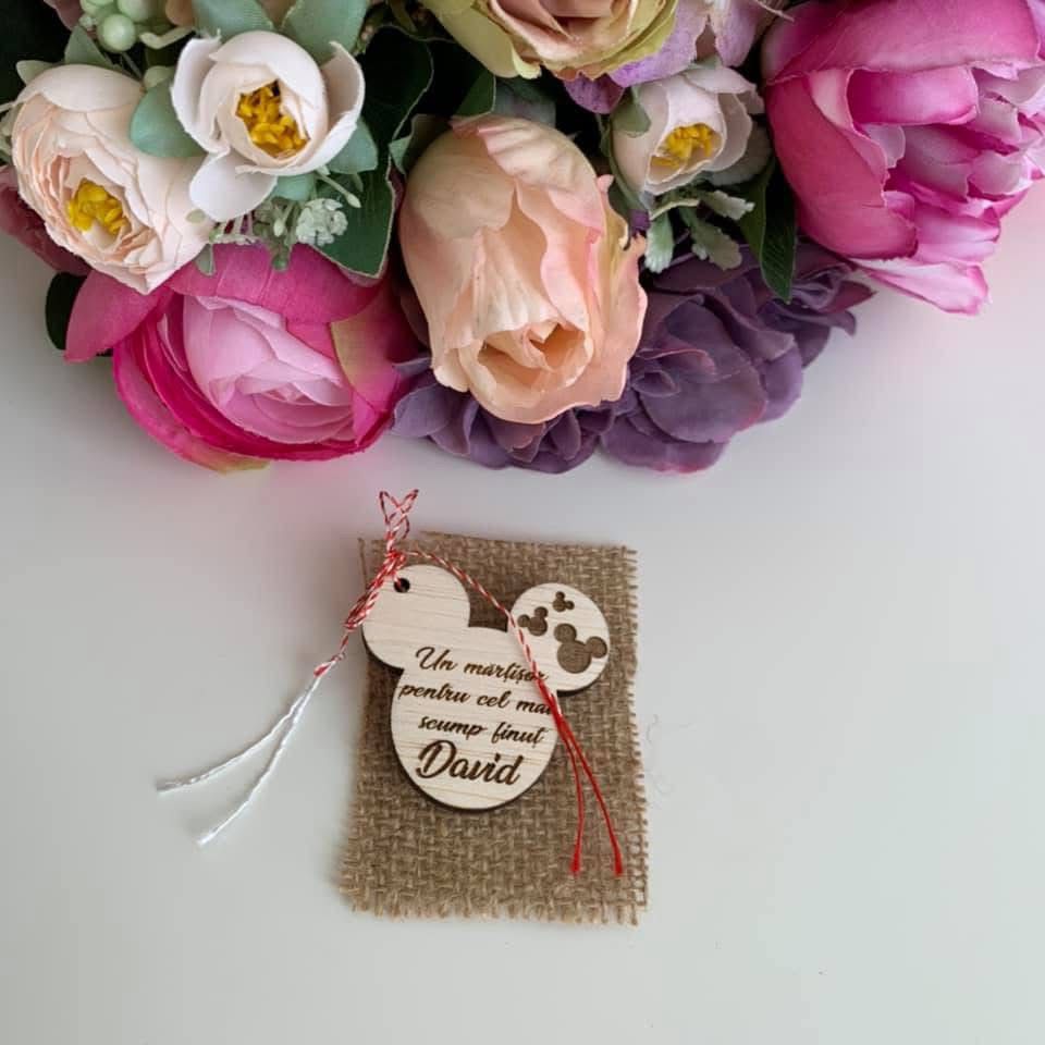 Martisor gravat în formă de Mickey Mouse