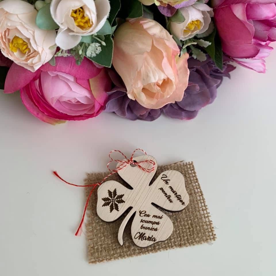 Martisor gravat în formă de trifoi