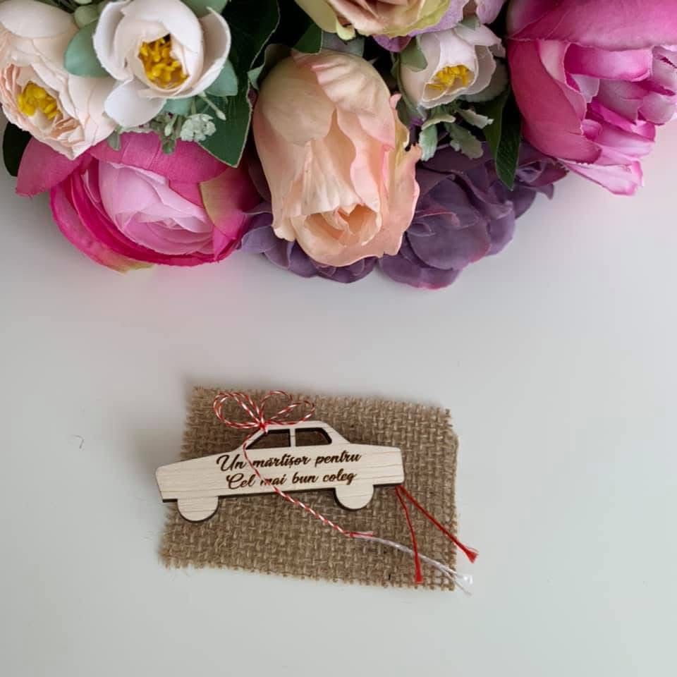 Martisor gravat în formă de masinuta